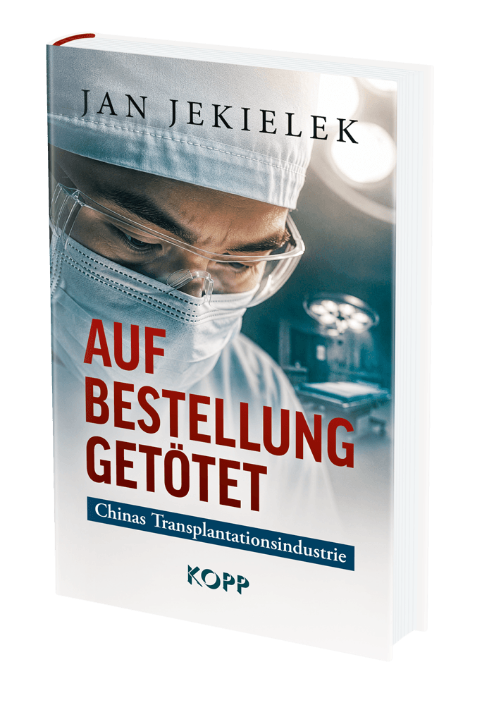 Jan Jekielek enthüllt in diesem Buch, dass die Kommunistische Partei Chinas politische und religiöse Gefangene, insbesondere Falun-Gong-Praktizierende und Uiguren, aber auch Tibeter und Christen, systematisch verfolgt und ihre Organe für den Verkauf nutzt. Whistleblower, Preislisten und verdeckte Ermittlungen belegen die Praxis, die über 2 Jahrzehnte hinweg ein Wirtschaftszweig industriellen Ausmaßes geworden ist. Tatsächlich ist diese Industrie heute rund 8,9 Milliarden US-Dollar pro Jahr schwer.